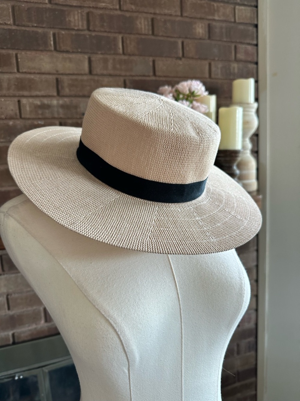 Roxy Cream Straw Boater Hat Black Band Summer Sun Hat S/M